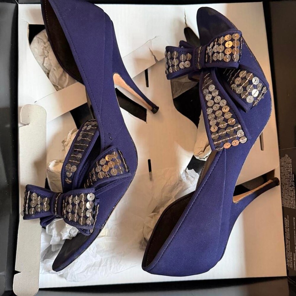 Vintage (00’s) Karen Millen purple suede heels with silver sequin bow detail. Co